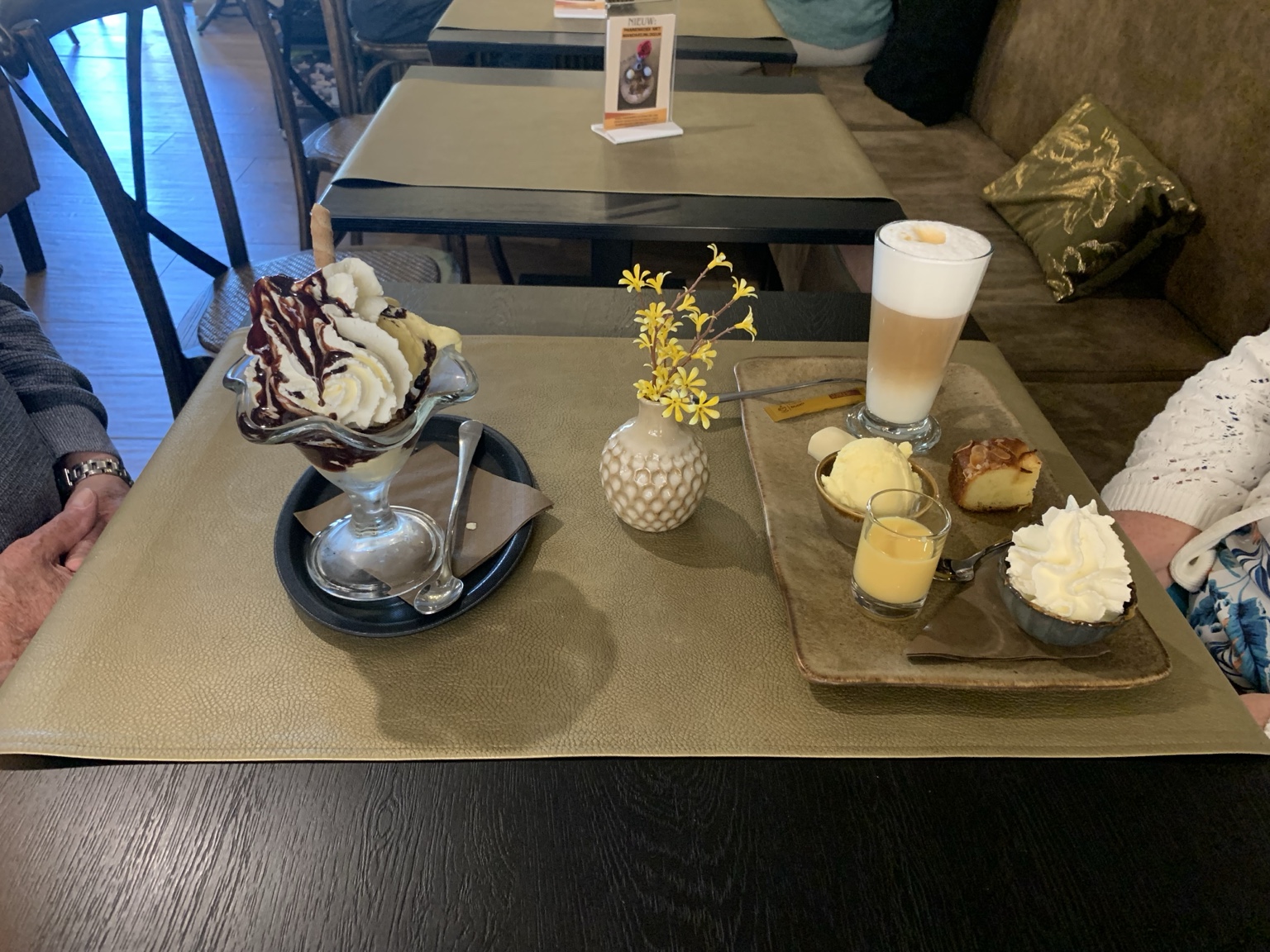 IJscoupe, koffie en een dessertbord bij Gelathé