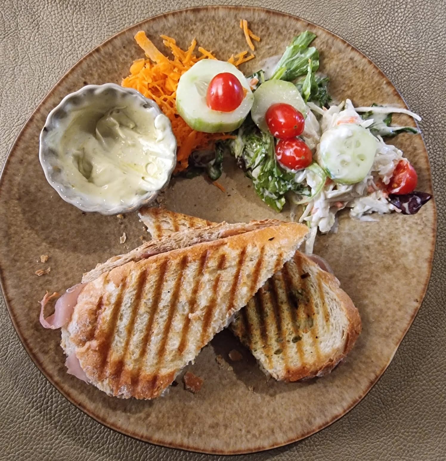 Croque en kleurrijke salade