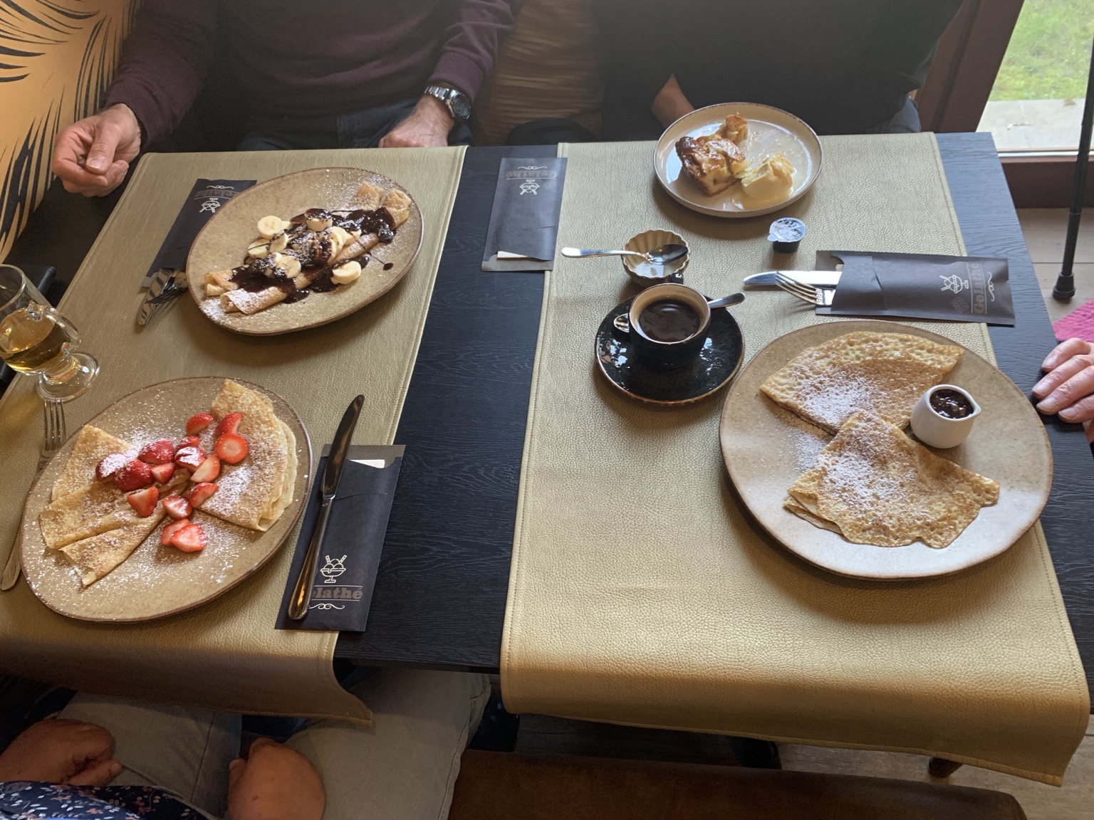 Pannenkoeken en koffie samen aan tafel bij Gelathé