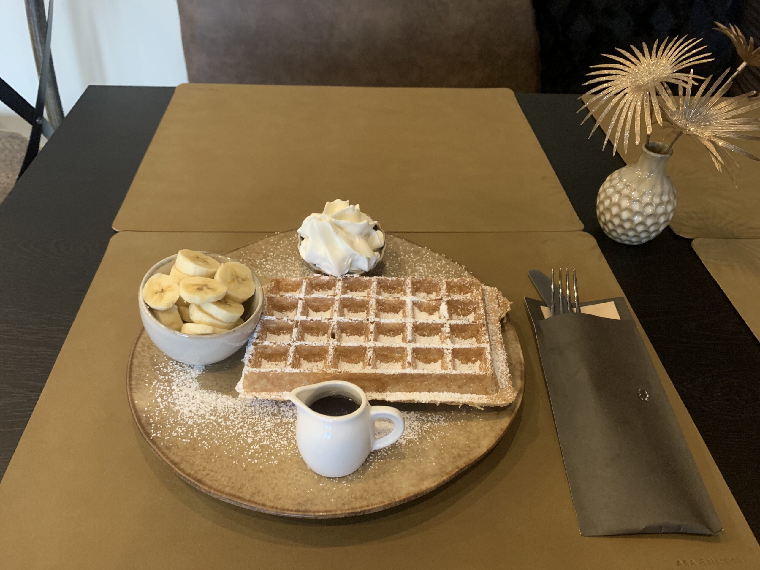 Wafel met banaan en ijs bij Gelathé