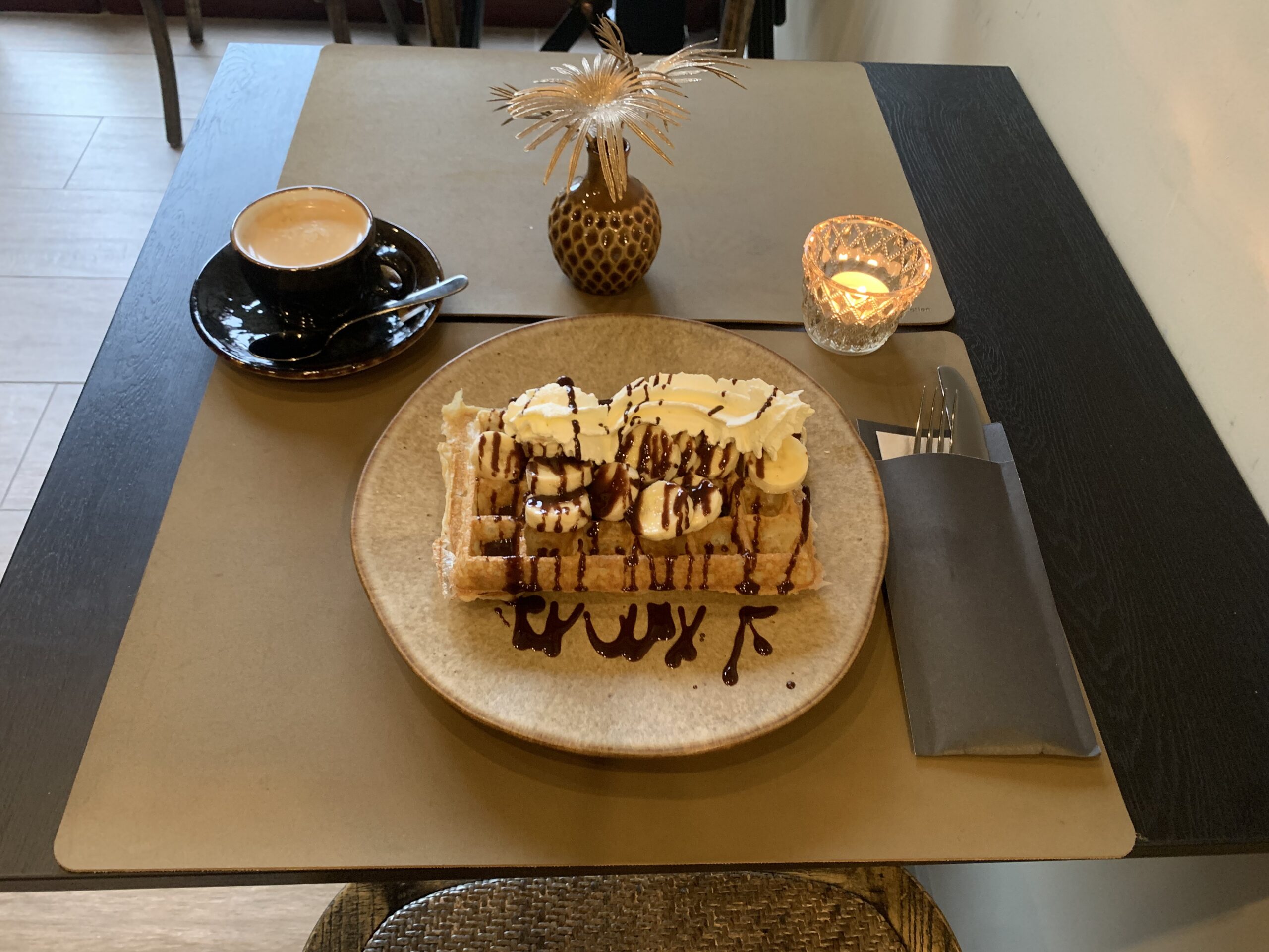 Wafel met chocolade en koffie bij Gelathé