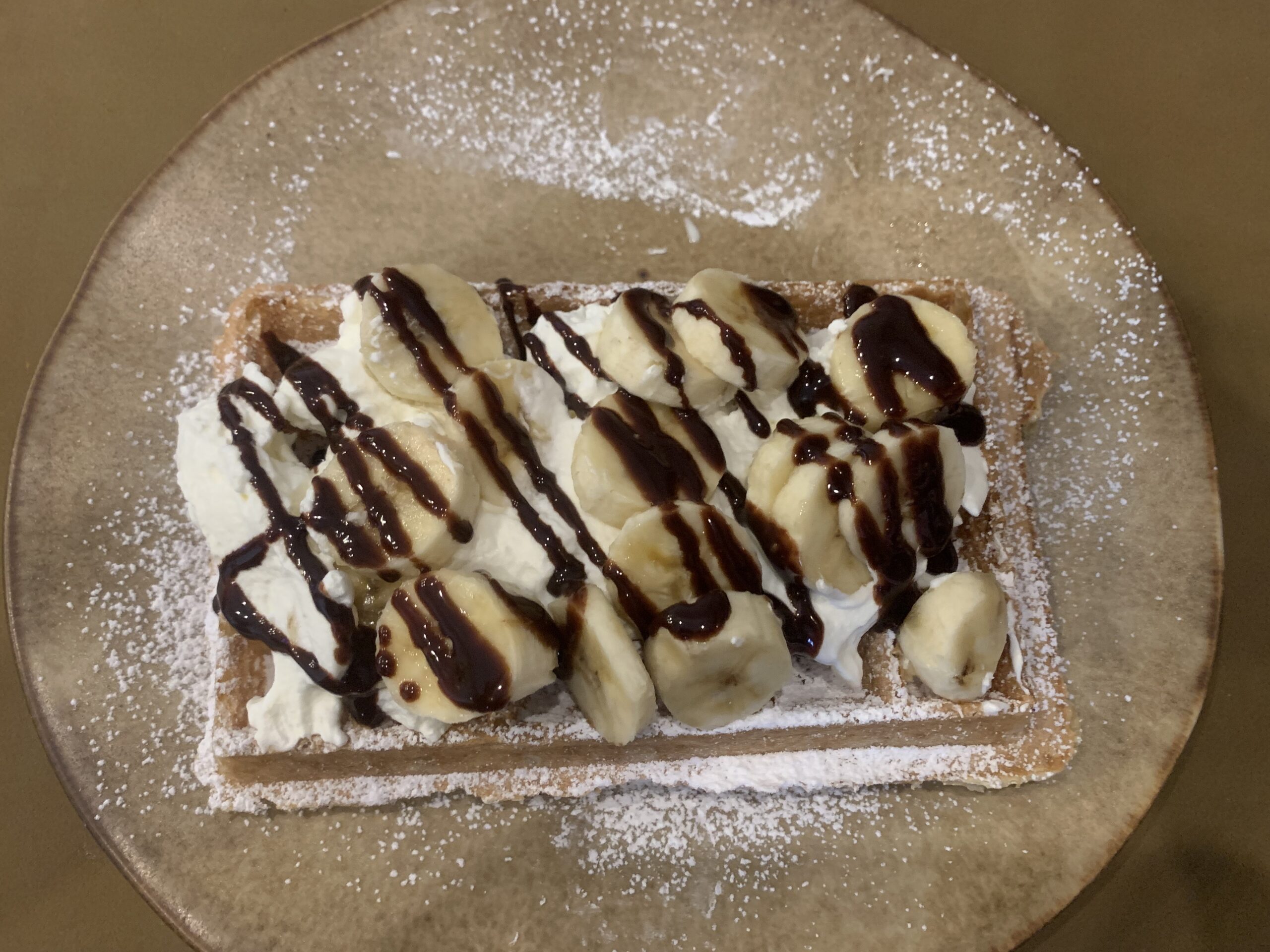Wafel met banaan en chocoladesaus